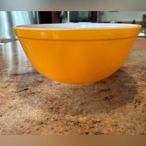 PYREX #403 Citrus Orange Milk Glass Mixing Bowl 2.5 Qt. Made in USA. 8.75” wide